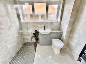 Shower room- click for photo gallery